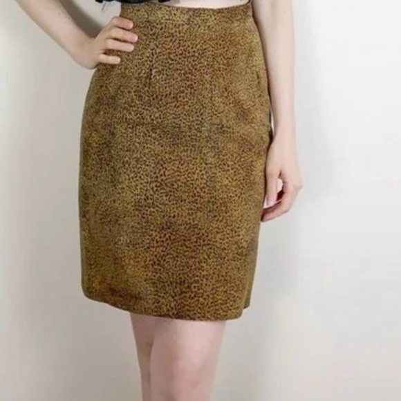 Vintage 80s suede leather cheetah print skirt. High waisted leather skirt. 26 - Picture 2 of 7